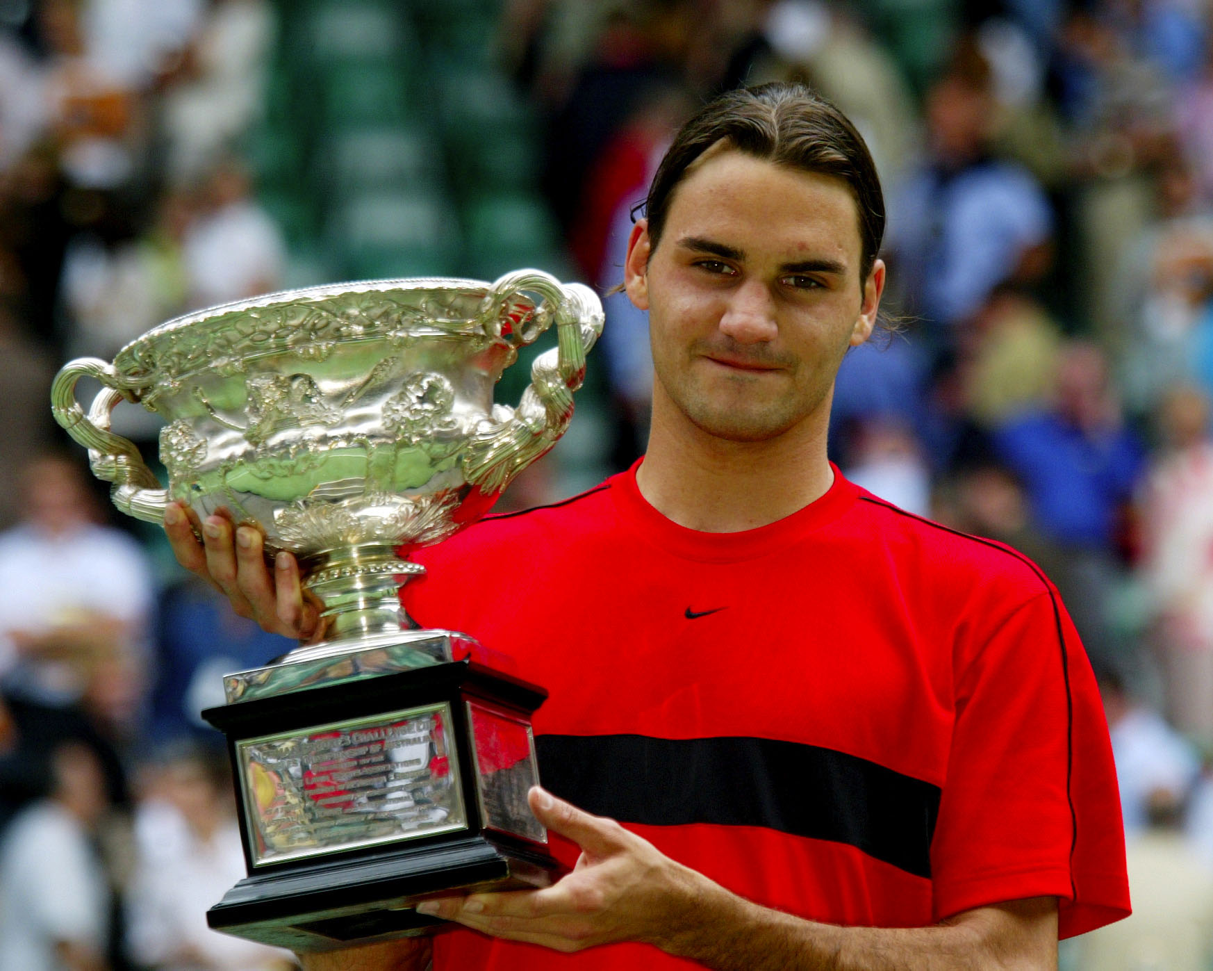 Federer har plockat otroligt många titlar. Här stoltserar han med Australian Open-pokalen 2004.