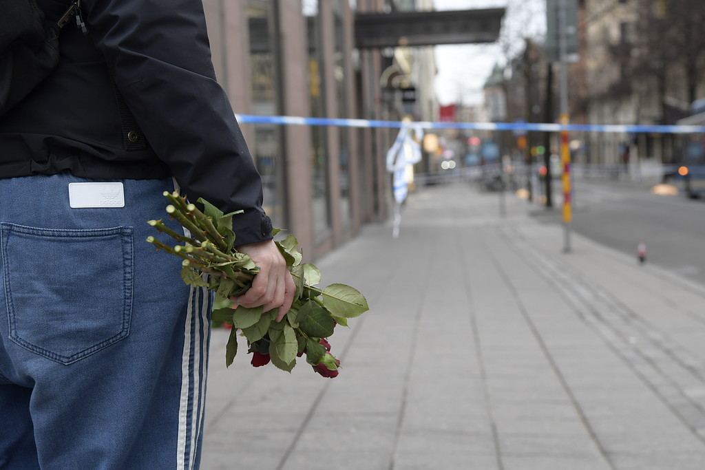 Rosor för att hedra offren Sorg