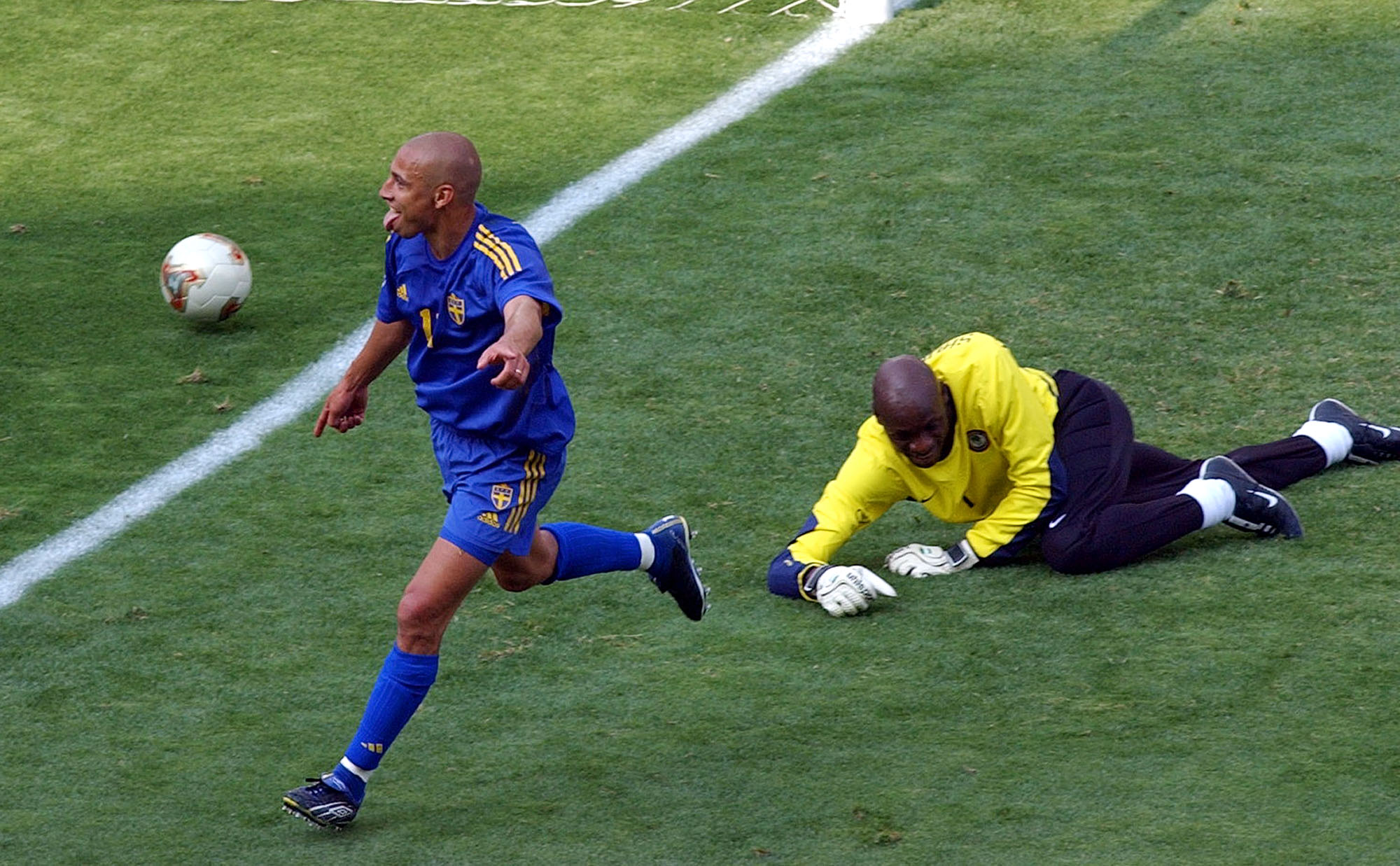 Henrik Larsson kvitterar mot Nigeria i VM 2002, Larsson avgör senare matchen på straff.