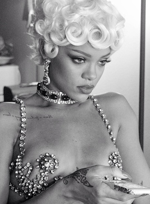 Rihanna tar det lugnt mellan tagningarna. Rihanna tar det lugnt mellan tagningarna.