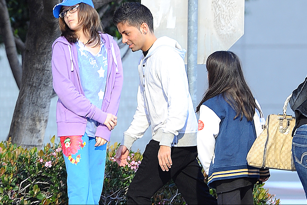 Omer Bhatti tillsammans med Jacksons barn.