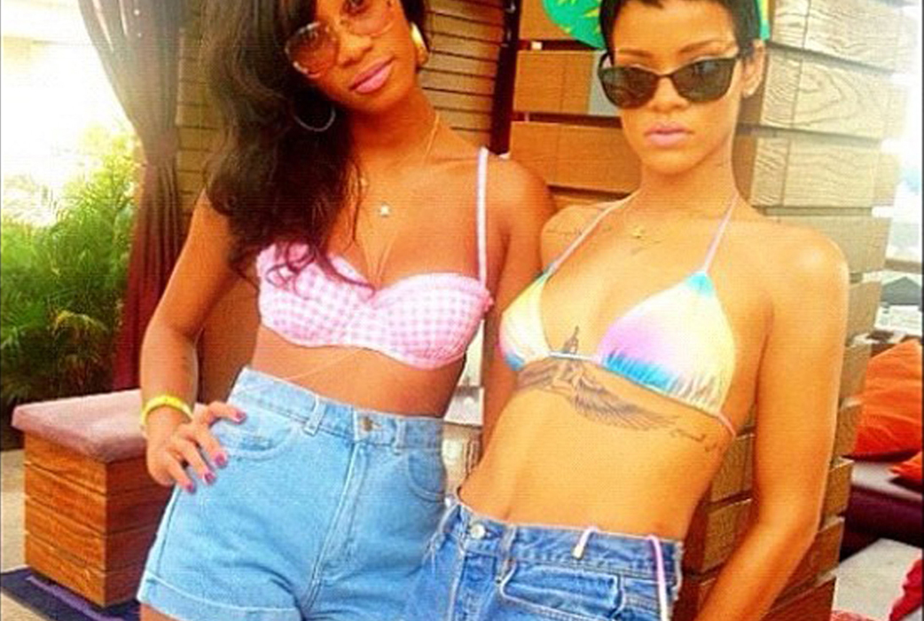 Rihanna i jeansshorts och kulört bikini. Rihanna i jeansshorts och kulört bikini.
