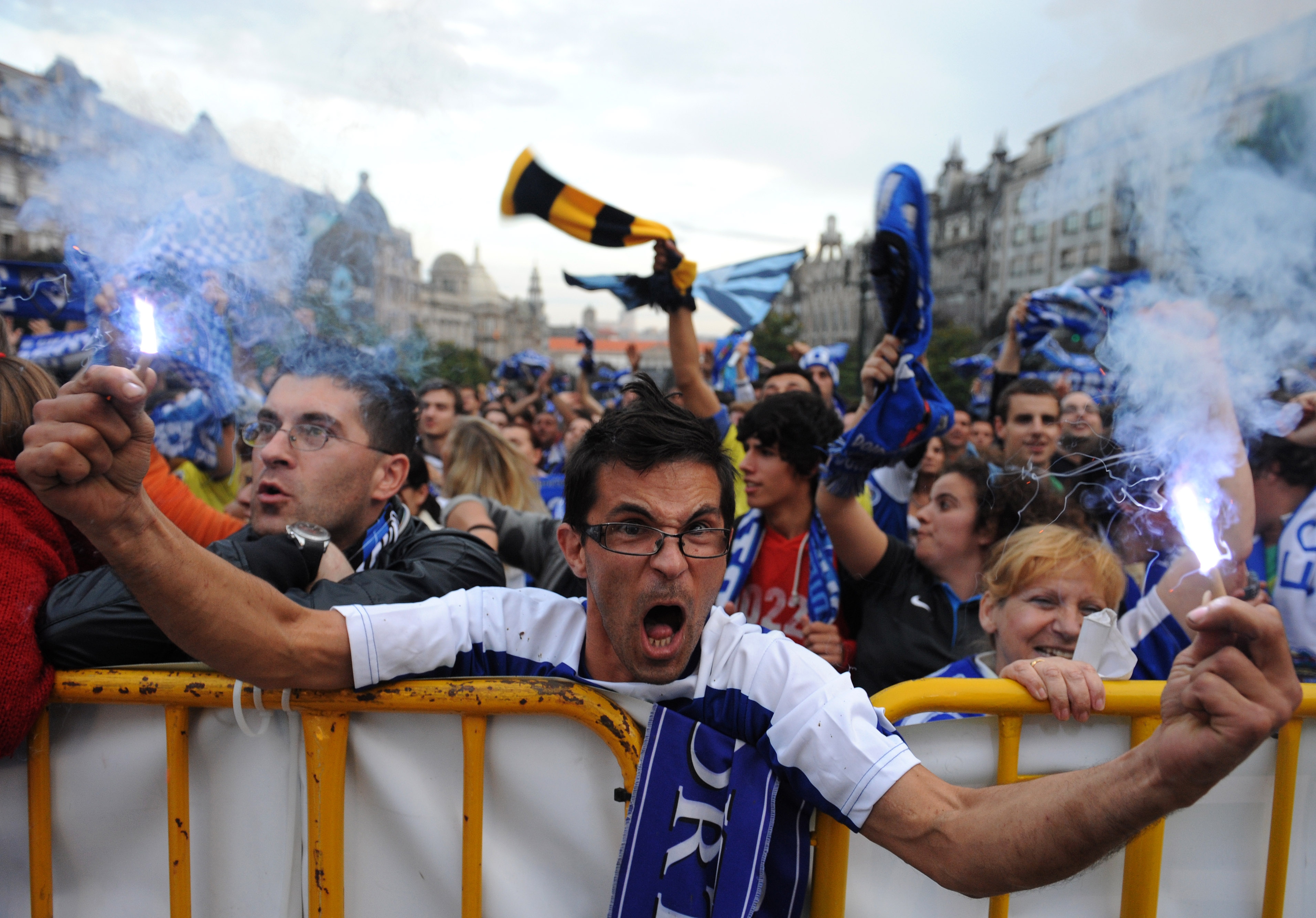 När målet gick in utbröt eufori på gatorna hemma i Porto, där massvis med supportrar följde matchen på storbild.