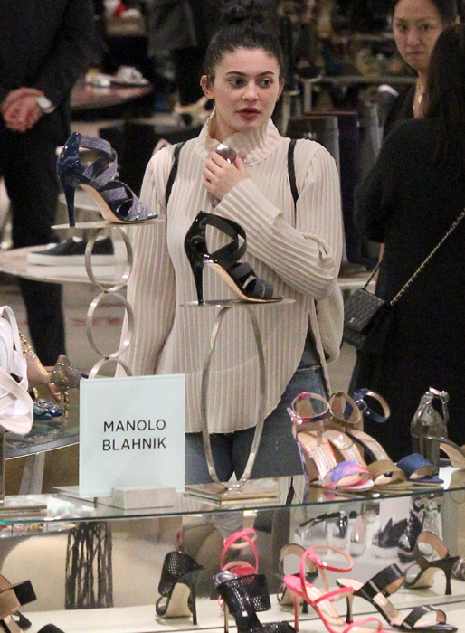 Kylie Jenner shoppar i Beverly Hills. Kylie Jenner shoppar i Beverly Hills.