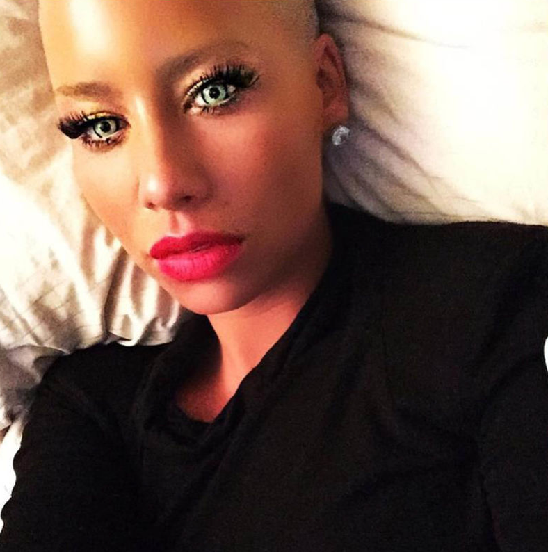 Amber Rose testar reptilögonen. Amber Rose testar reptilögonen.