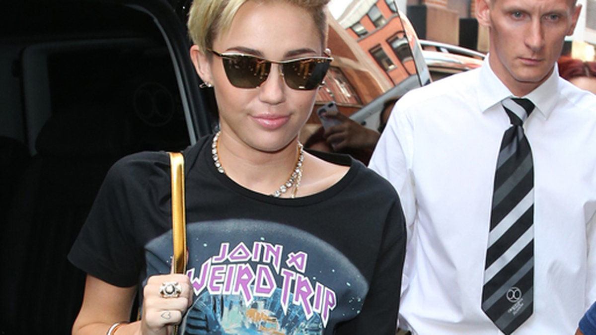 Miley i rockig t-shirt och läder. 
