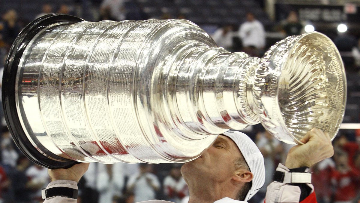 Dominik Hasek lyfter Stanley Cup-bucklan 2008. Efter 30 år som professionell spelare lägger han nu plockhandsken på hyllan.