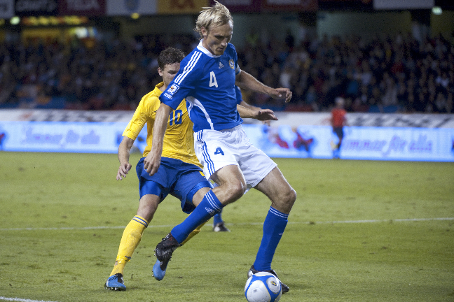 Sami Hyypiä visades ut i fredagens match mot Moldavien. Bilden är sedan en landskamp mot Sverige.