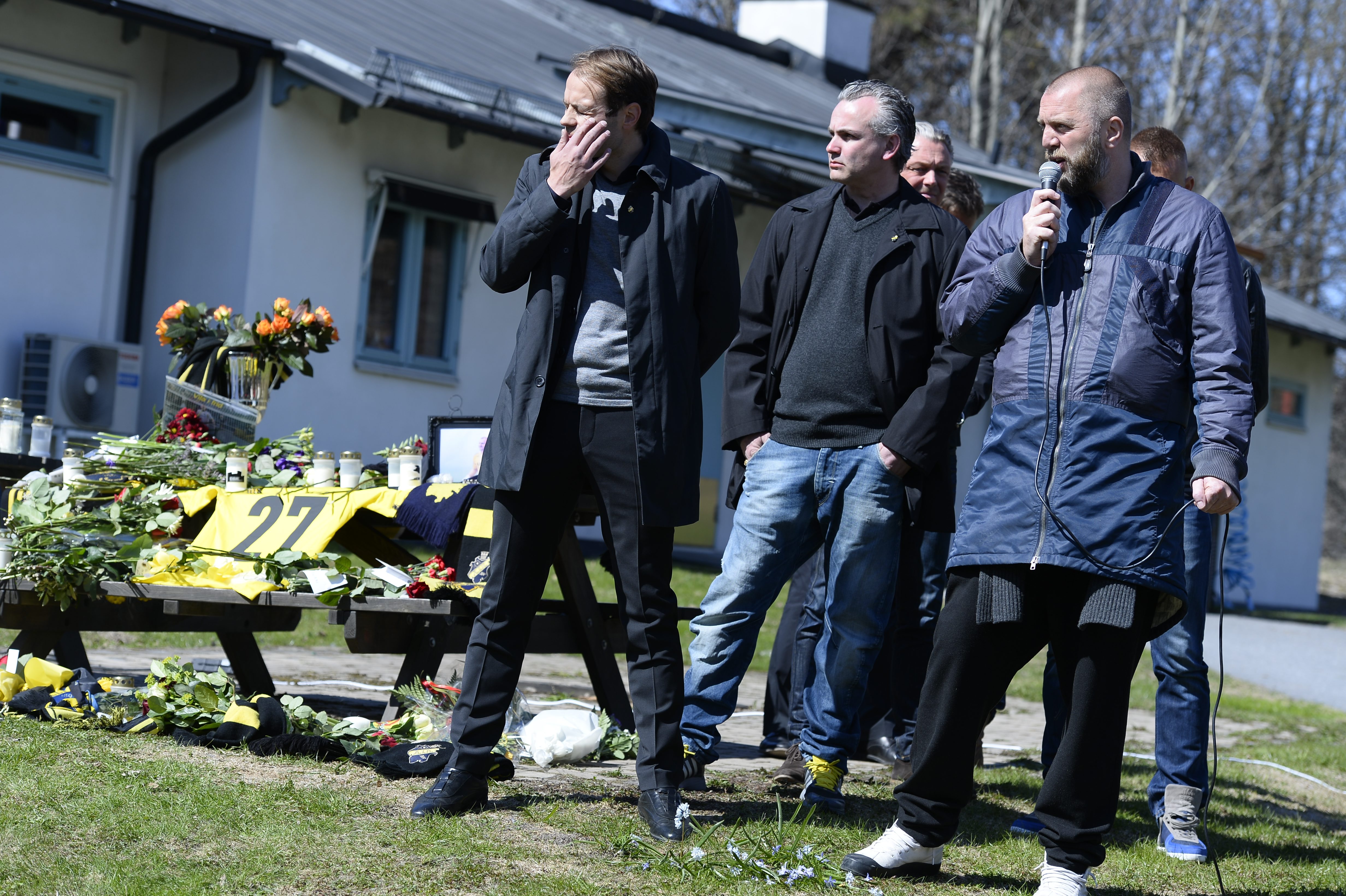 Alm kunde inte hålla tårarna borta. Alm kunde inte hålla tårarna borta.