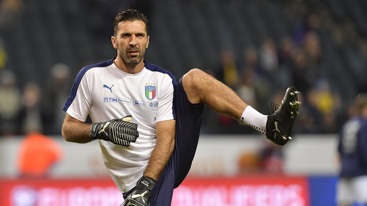 Italiens målvakt Gianluigi Buffon värmer upp.