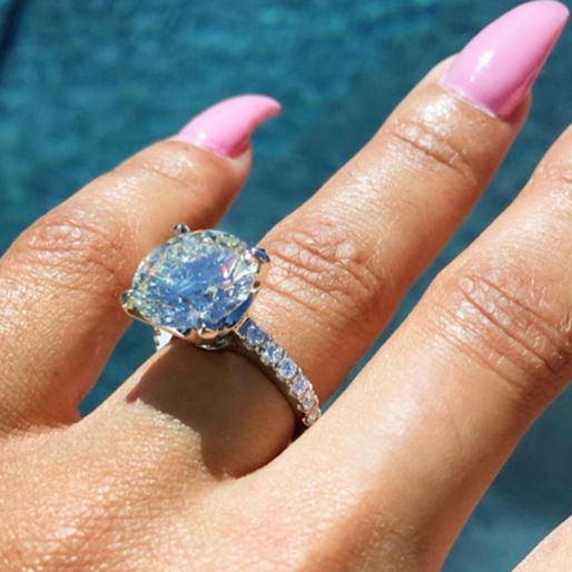 WOW! Blac Chyna visar upp sin maffiga förlovningsring som hon fått av Rob Kardashian. WOW! Blac Chyna visar upp sin maffiga förlovningsring som hon fått av Rob Kardashian.