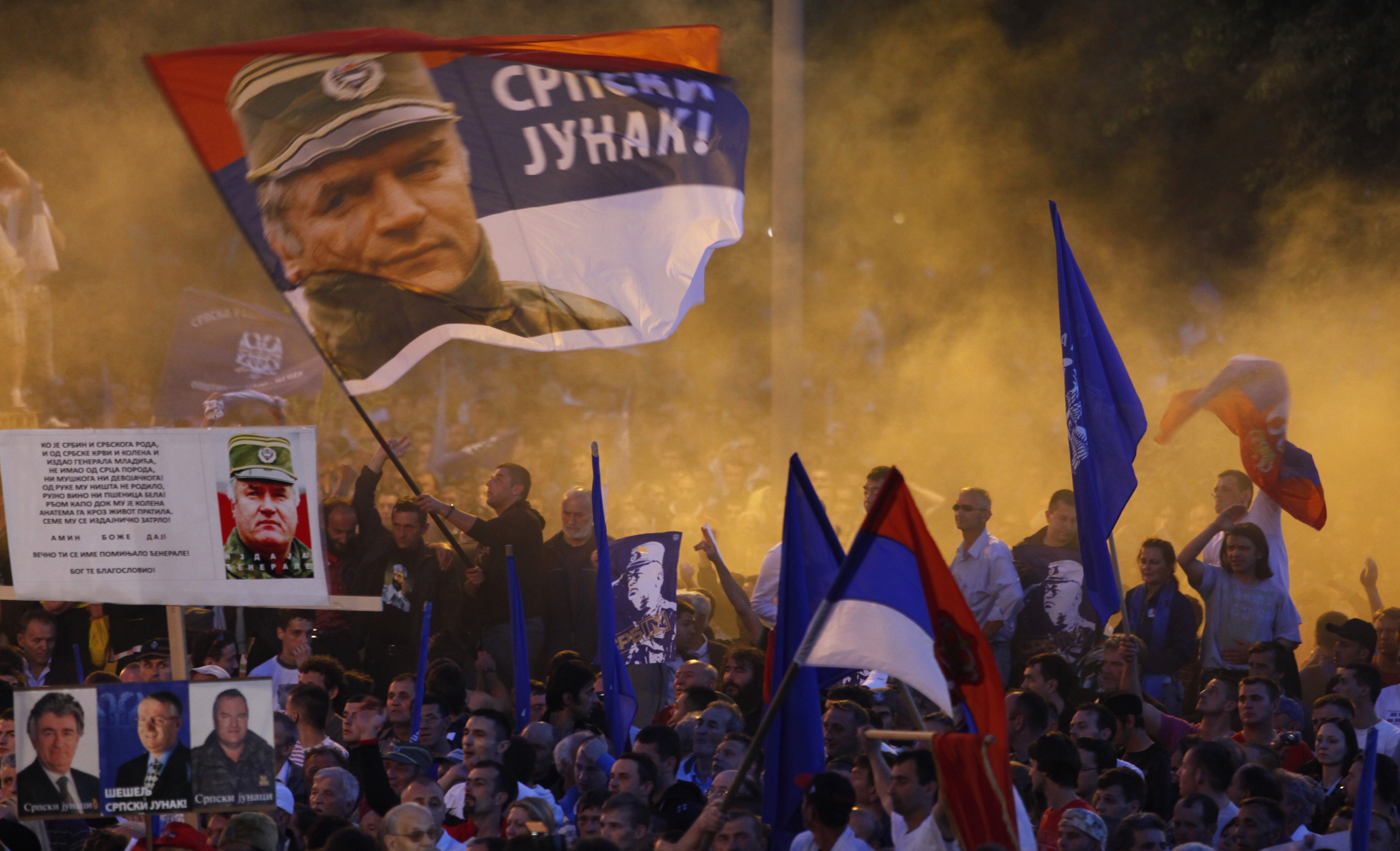 Serbiska ultranationalister demonstrerar i Belgrad mot gripandet av Mladic.