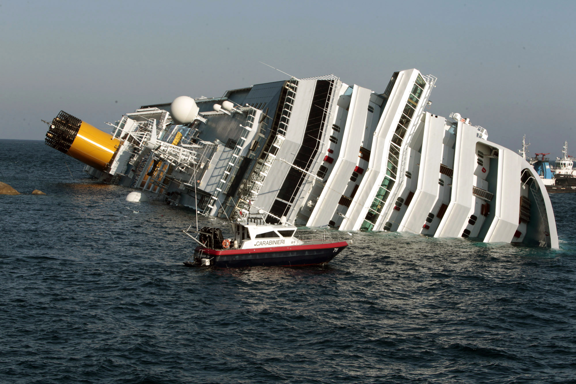 Lyxkryssaren Costa Concordia körde upp på ett rev i medelhavet och gick på grund. 