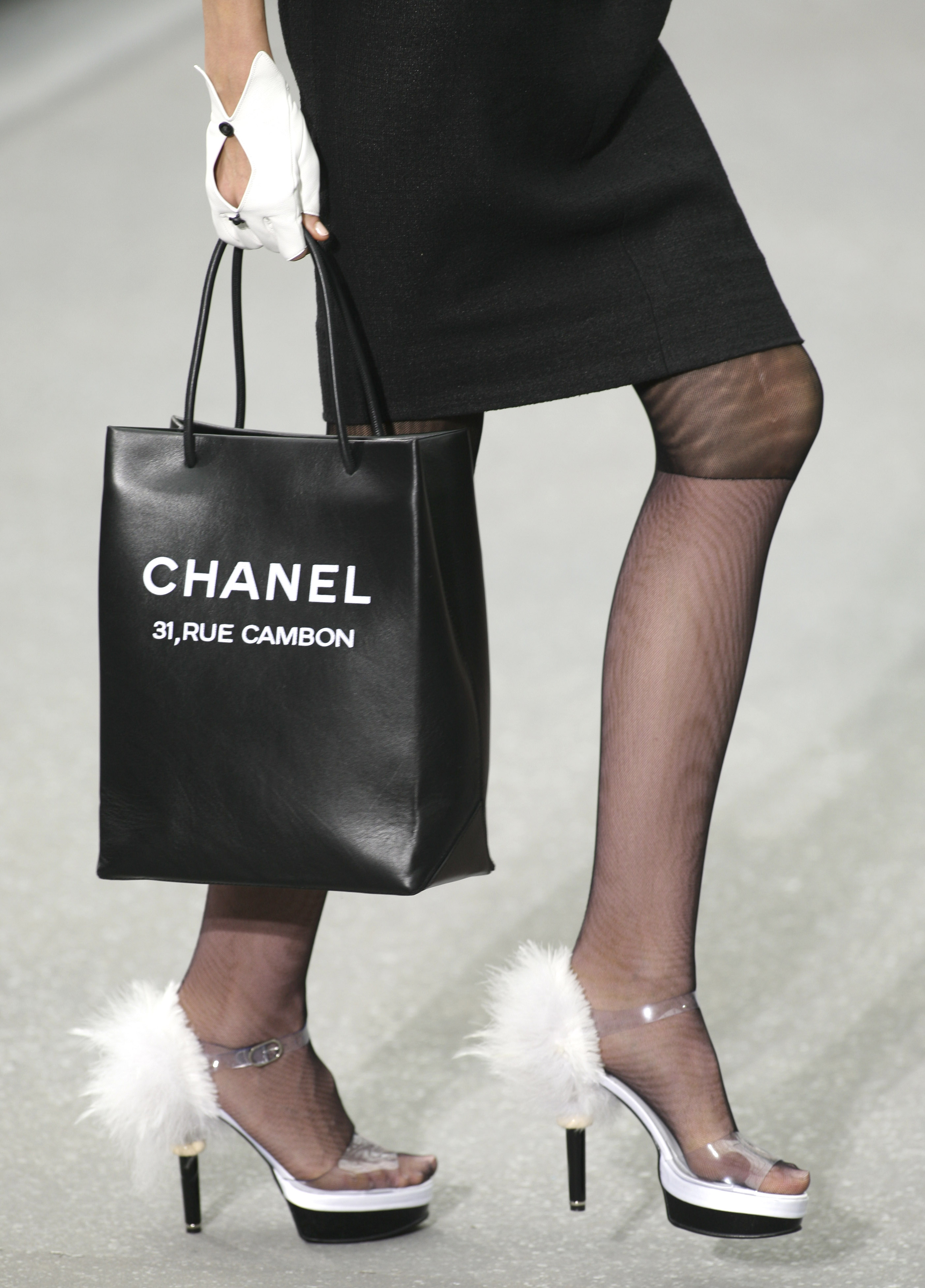 Designermärket Chanel kommer att ha rätten att beslagta sidor som säljer märkeskopior.