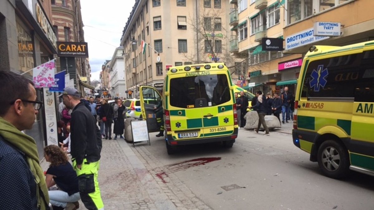 Ambulanser på plats på Drottninggatan efter attacken.