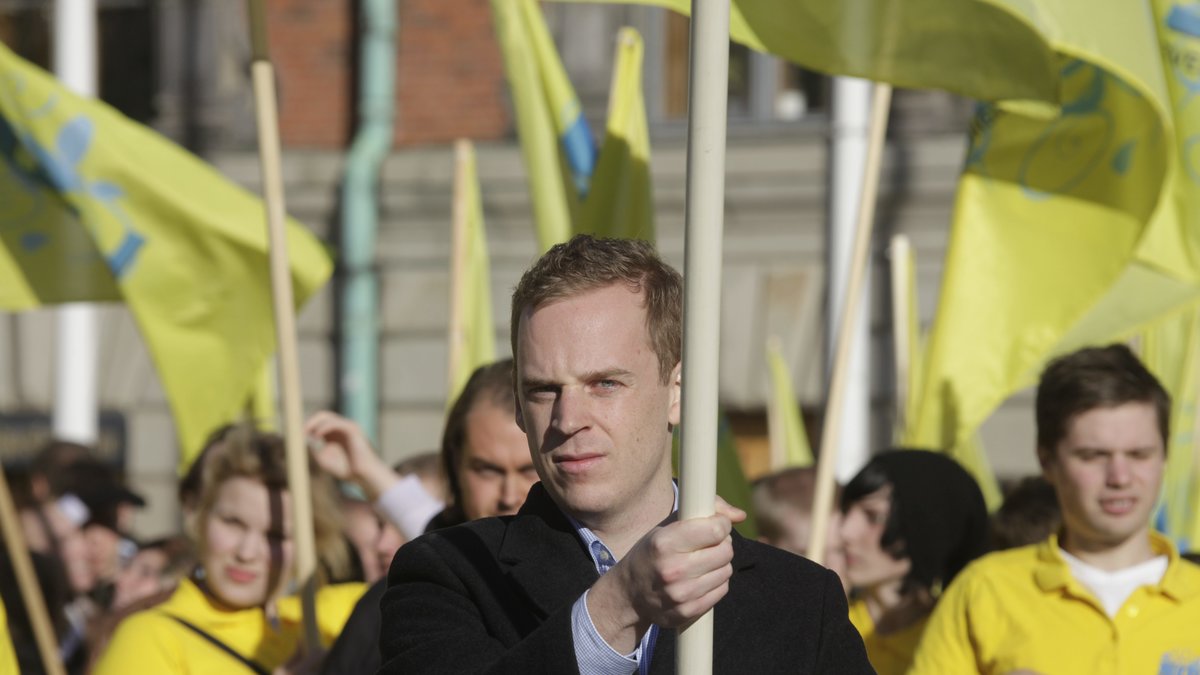 I höstas fick Kasselstrand sparken från sitt jobb i riksdagen efter en kritik debattartikel.
