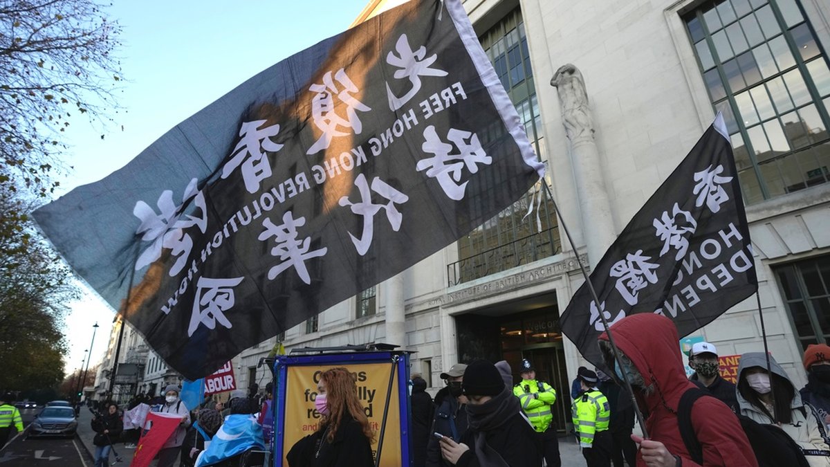 Demonstranter håller flaggor med texten 'Hongkong självständigt' utanför Kinas ambassad i London den 10 december.