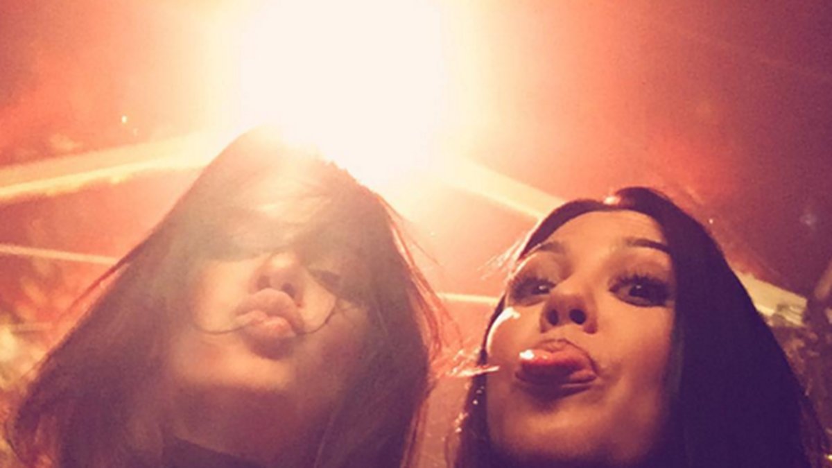 Kendall och Kourtney Kardashian tar en selfie.