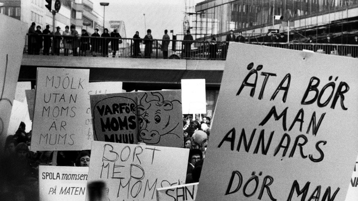 Krav på pristak på mat är inget nytt. Skärholmsfruar demonstrerade för 51 år sedan i Stockholm mot de höga matpriserna. Bilden tagen 1972.
