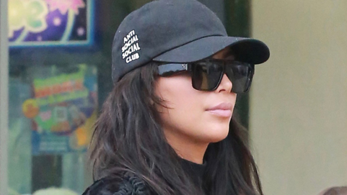 Kim Kardashian strosar runt i Beverly Hills.