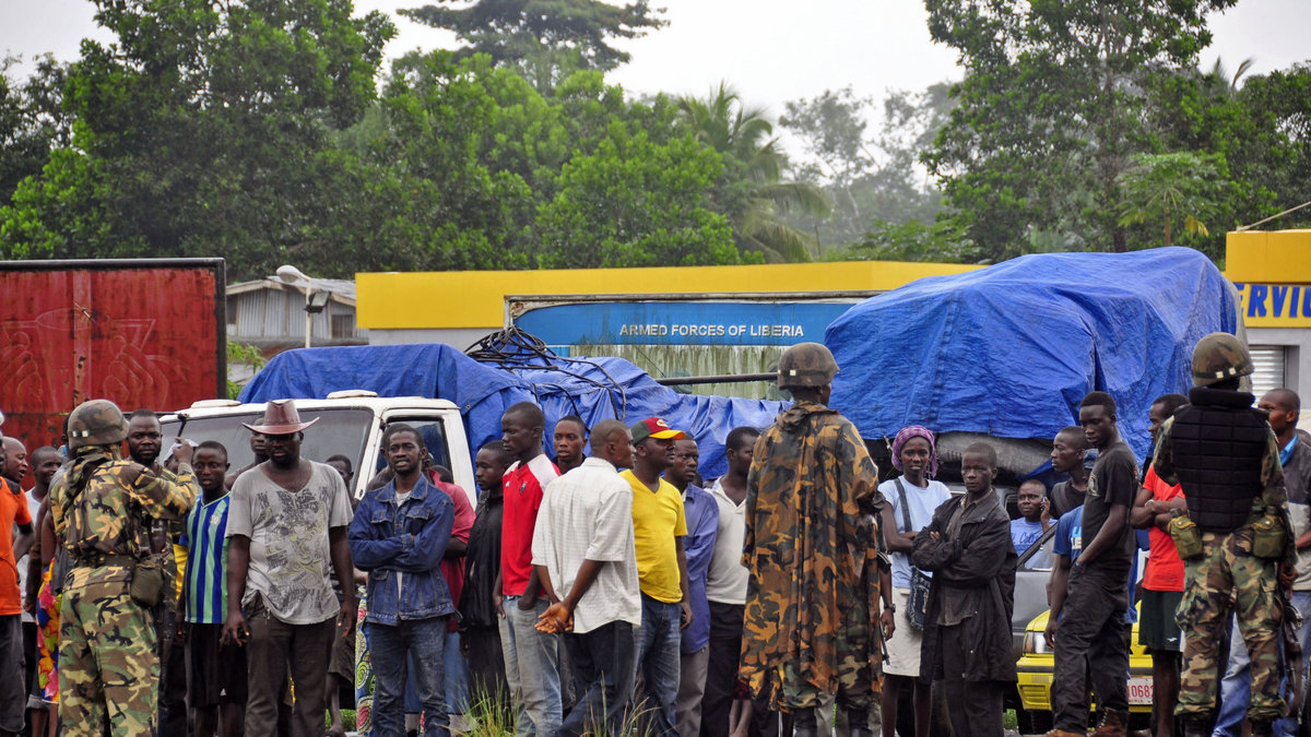 Liberiska soldater stoppar människor från att lämna området i Bomi Country.