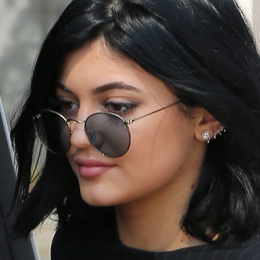 Kylie Jenner kör runda Ray-Bans. Kylie Jenner kör runda Ray-Bans.