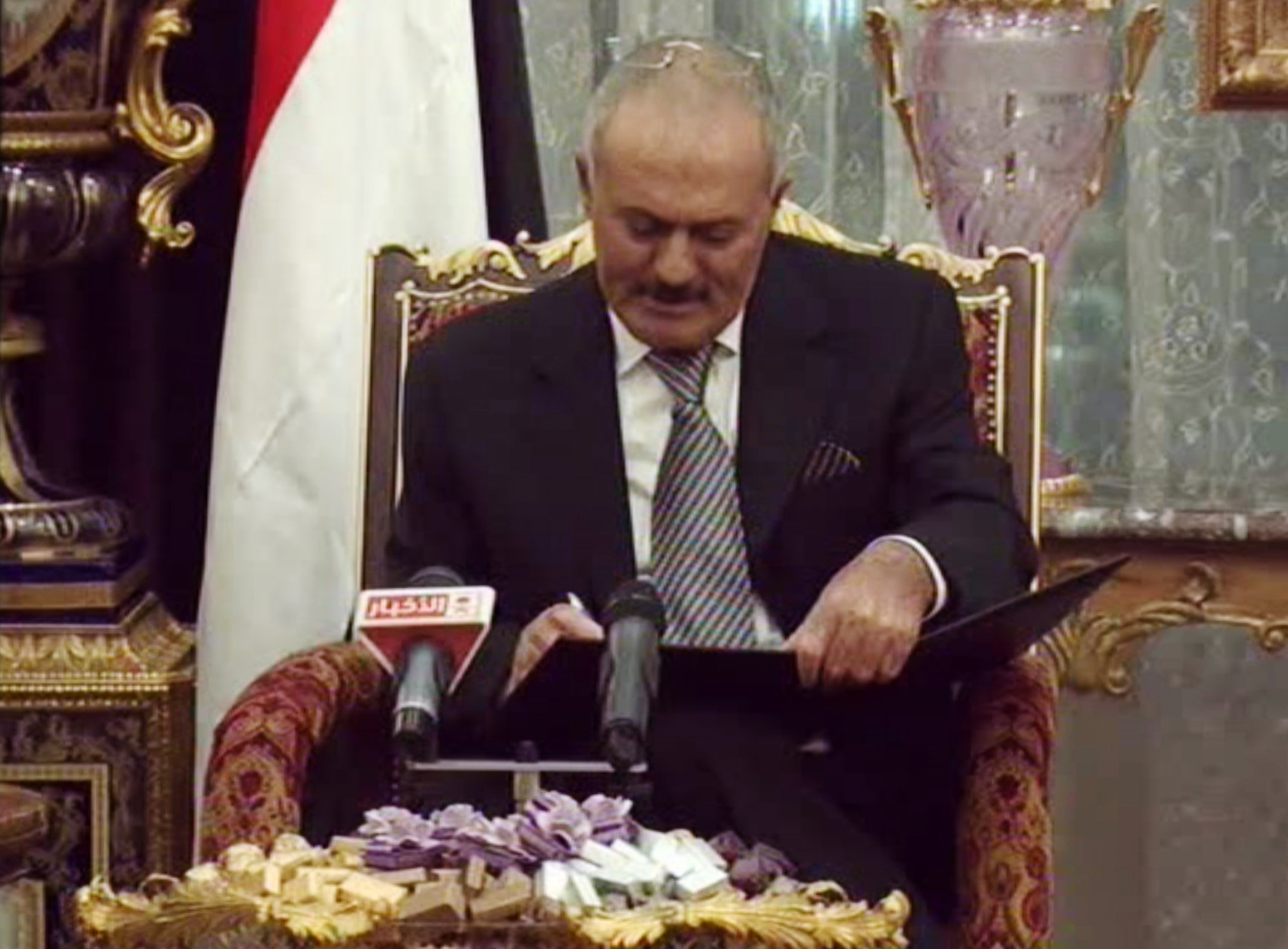 Yemens föredetta president Ali Abdullah Saleh ingick en överenskommelse efter elva månaders protester mot hans styre. i utbyte mot att han överlämnade makten till vciepresidentetn krävde han laglig imunitet. Yemens föredetta president Ali Abdullah Saleh ingick en överenskommelse efter elva månaders protester mot hans styre. i utbyte mot att han överlämnade makten till vciepresidentetn krävde han laglig imunitet.