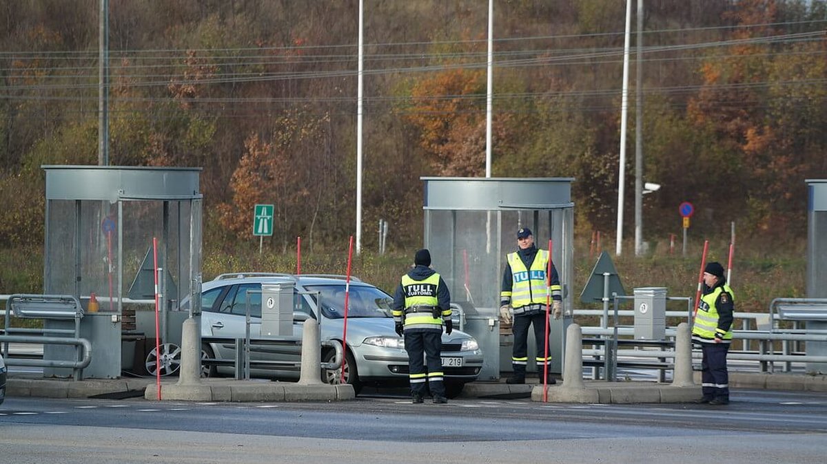 I åtminstone tre månader till kommer det utföras kontroller vid Sveriges gräns. 