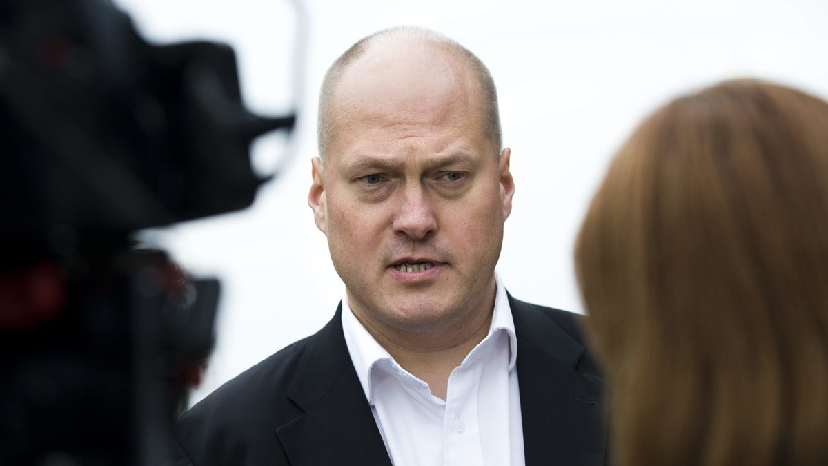 Sven-Olof Sällström blir ekonomisk-politisk talesperson och ersätter Erik Almqvist.