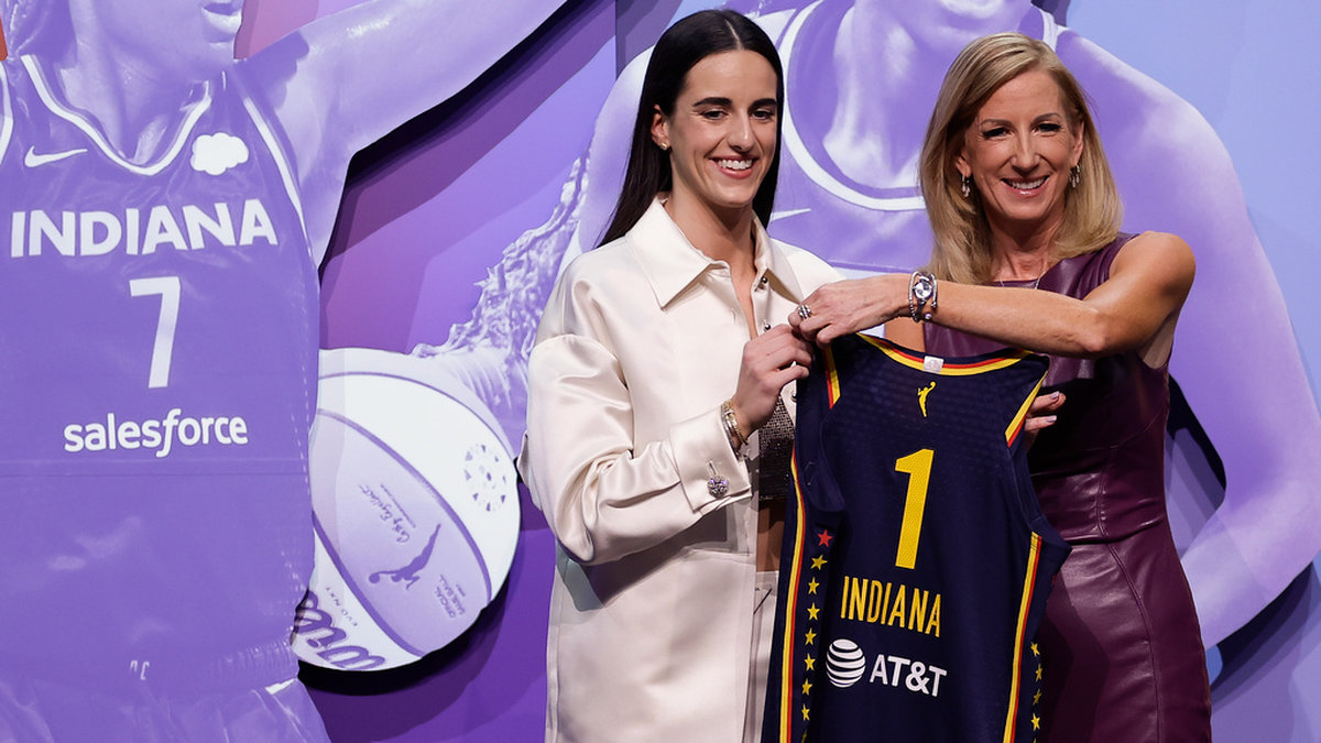 Guarden Caitlin Clark valdes som nummer ett i WNBA-draften av Indiana Fever.