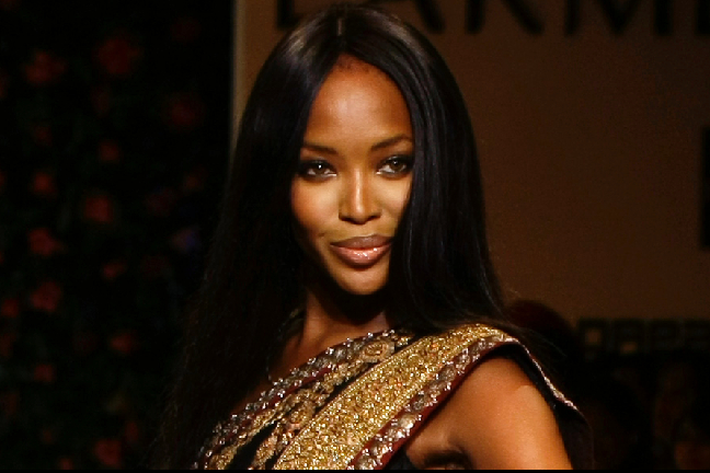 Naomi Campbell på catwalken - lika snygg som vanligt. Naomi Campbell på catwalken - lika snygg som vanligt.