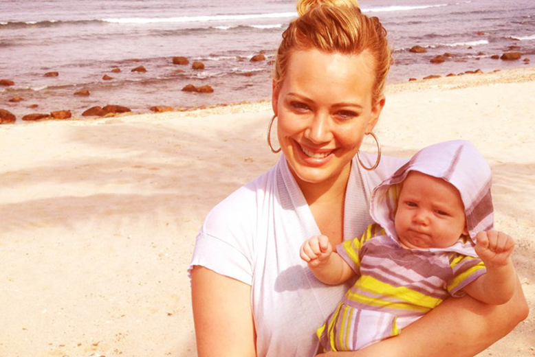Hilary Duff visar upp sin lilla ögonsten, men har ingen lärt henne att man inte ska klä sig, eller andra, i tvärrandigt? Hilary Duff visar upp sin lilla ögonsten, men har ingen lärt henne att man inte ska klä sig, eller andra, i tvärrandigt?