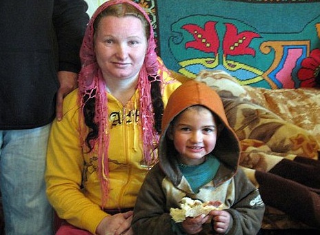 Här är rumänska Rifca Stanescu med sitt barnbarn Ion.
Rifca blev världens yngsta mormor vid 23-års ålder.