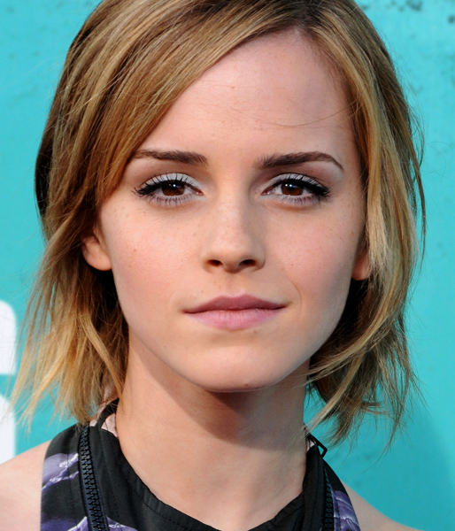 Om du råkat kleta lite maskara på kinden eller runt ögat så tipsar Emma Watson om att ta lite foundation på en bomullsrondell och sedan svepa över. Då både försvinner och täcker det misstaget. Om du råkat kleta lite maskara på kinden eller runt ögat så tipsar Emma Watson om att ta lite foundation på en bomullsrondell och sedan svepa över. Då både försvinner och täcker det misstaget.