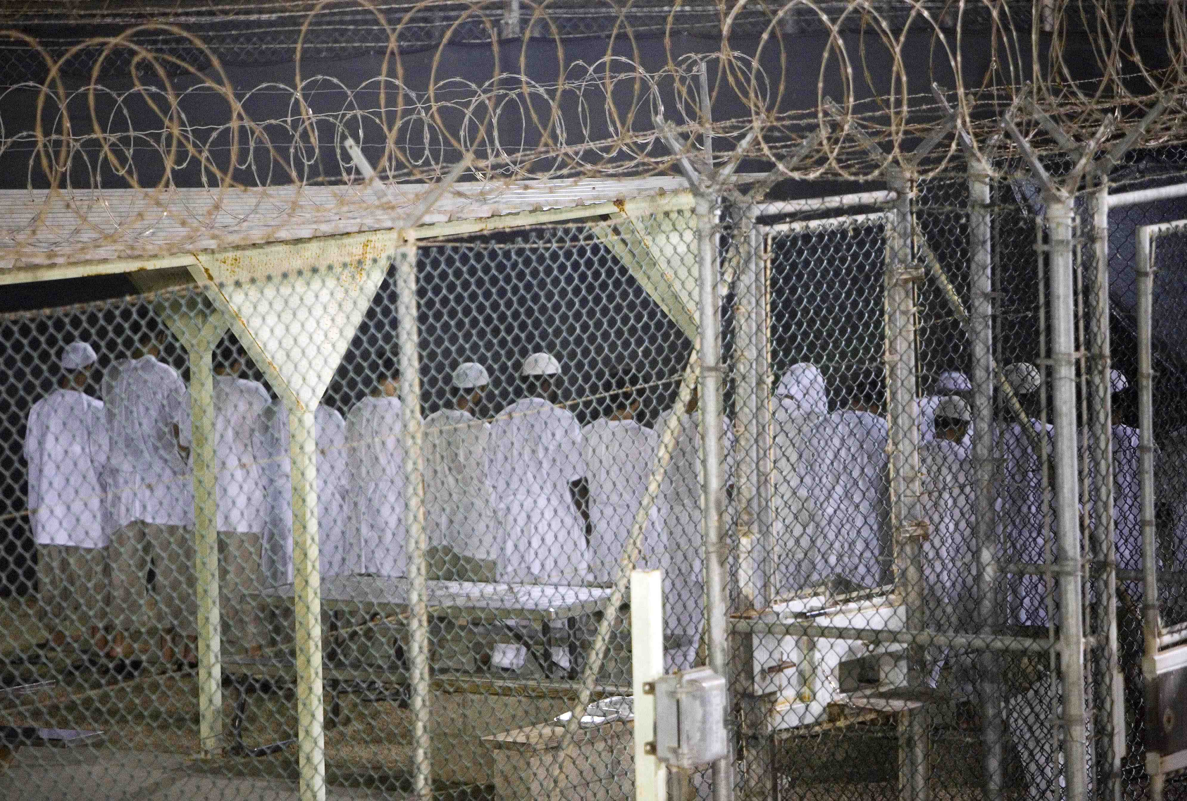 USA har fått skarp internationell kritik för behandlingen av fångarna på Guantanamo. I synnerhet har kritik riktats mot de förhörsmetoder som används, vilka anses vara tortyr. Internationella människorättsorganisationer hävdar att utebliven rättsprocess o