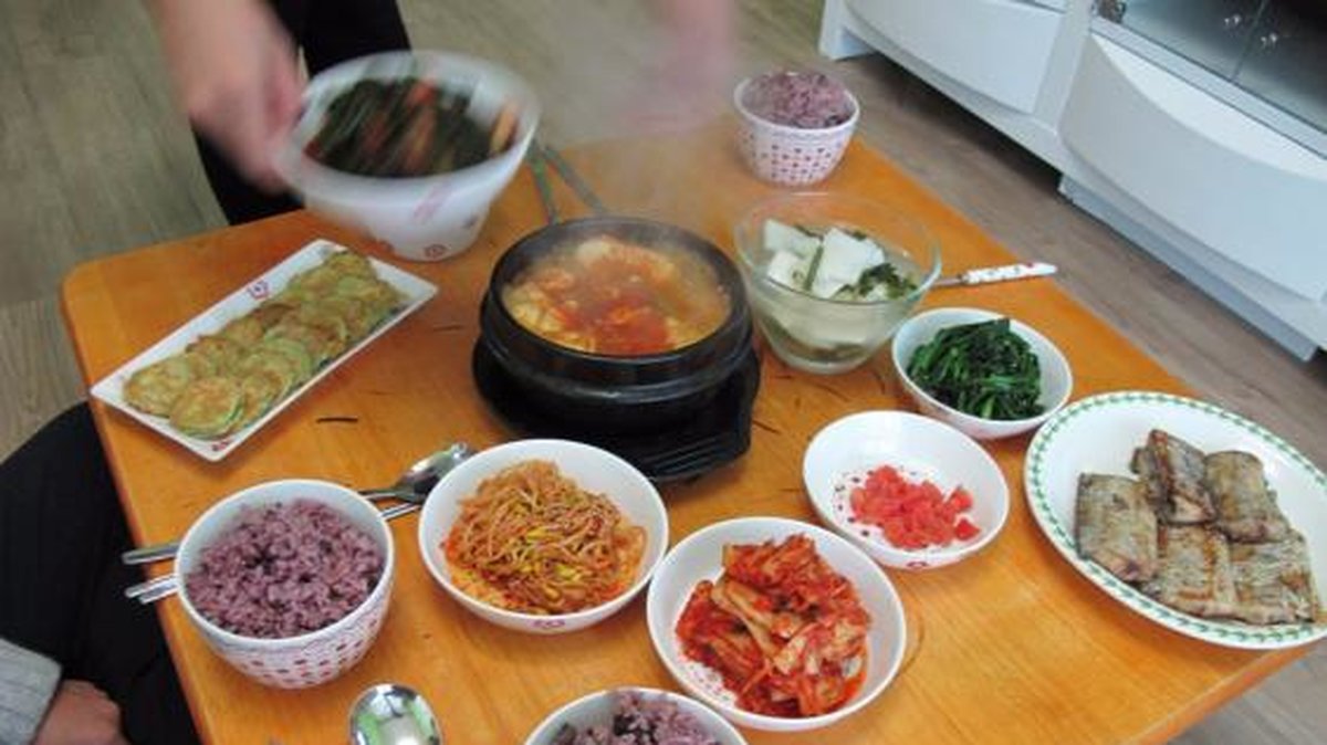 KOREA. Frukosten här liknar faktiskt en koreansk middag. På bordet hittas vanligtvis ris, soppa, kimchi, fisk eller kött, inte sällan från vad som finns kvar från gårdagens middag.