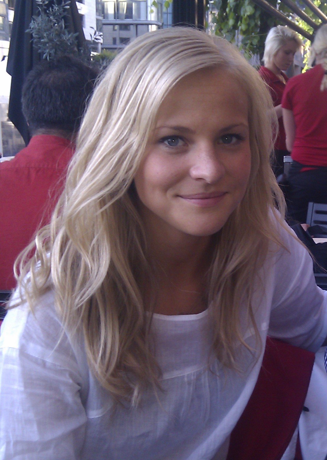21-åriga Malin Svensson arbetar och bor i Oslo sedan oktober 2009. För henne är arbetet en viktig del i att komma tillbaka till vardagen.