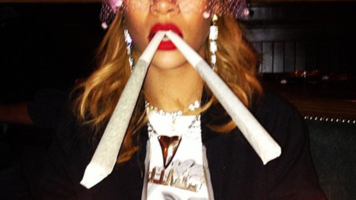 Rihanna tänder två megajointar under ett besök i Amsterdam. 
