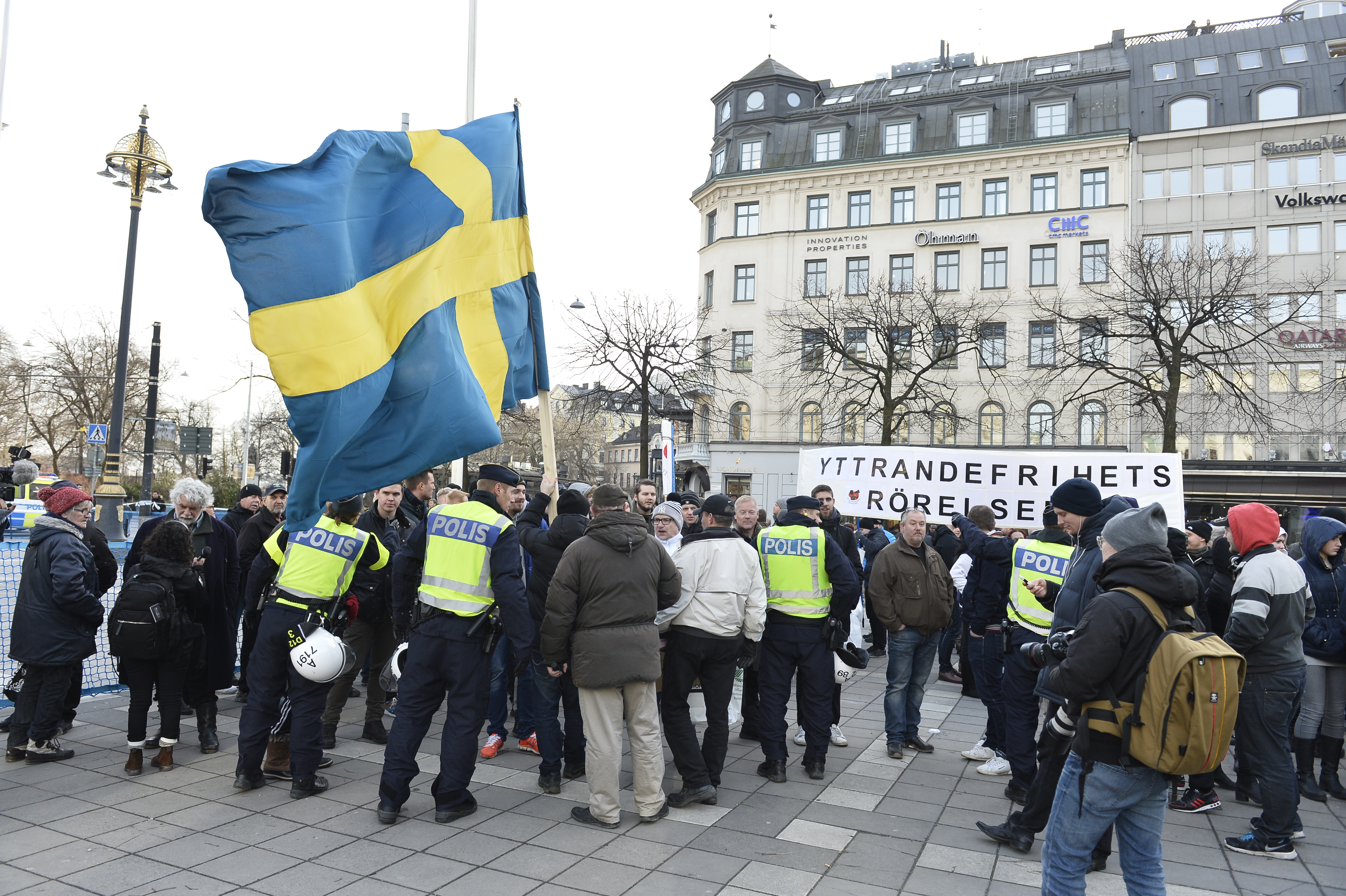 Svenska flaggor fanade. Svenska flaggor fanade.