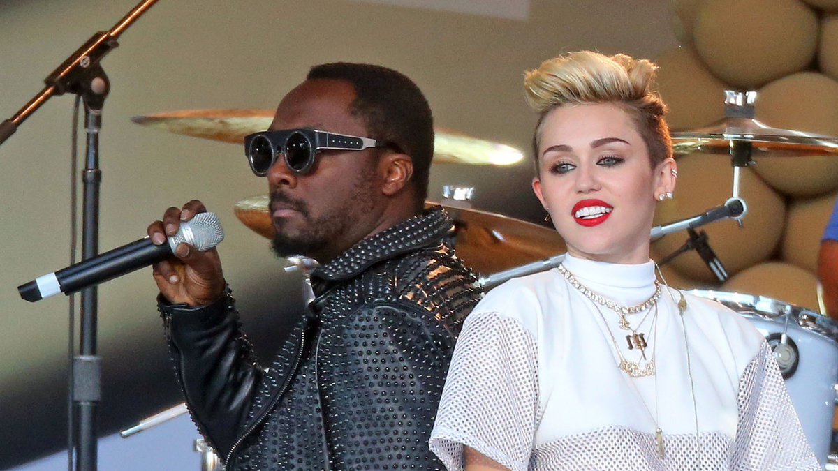 2013: Miley Cyrus med Will I Am,  uppträdde hos Jimmy Kimmel Live. 