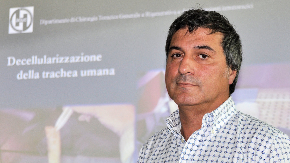 Paolo Macchiarini vid en pressträff i Italien 2010, där han presenterade resultaten från transplantationer av luftrör preparerats med stamceller som utfördes innan han började arbeta i Sverige. Arkivbild.