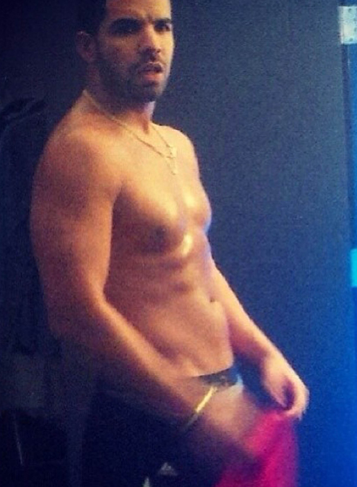Drake visar sitt sexpack.