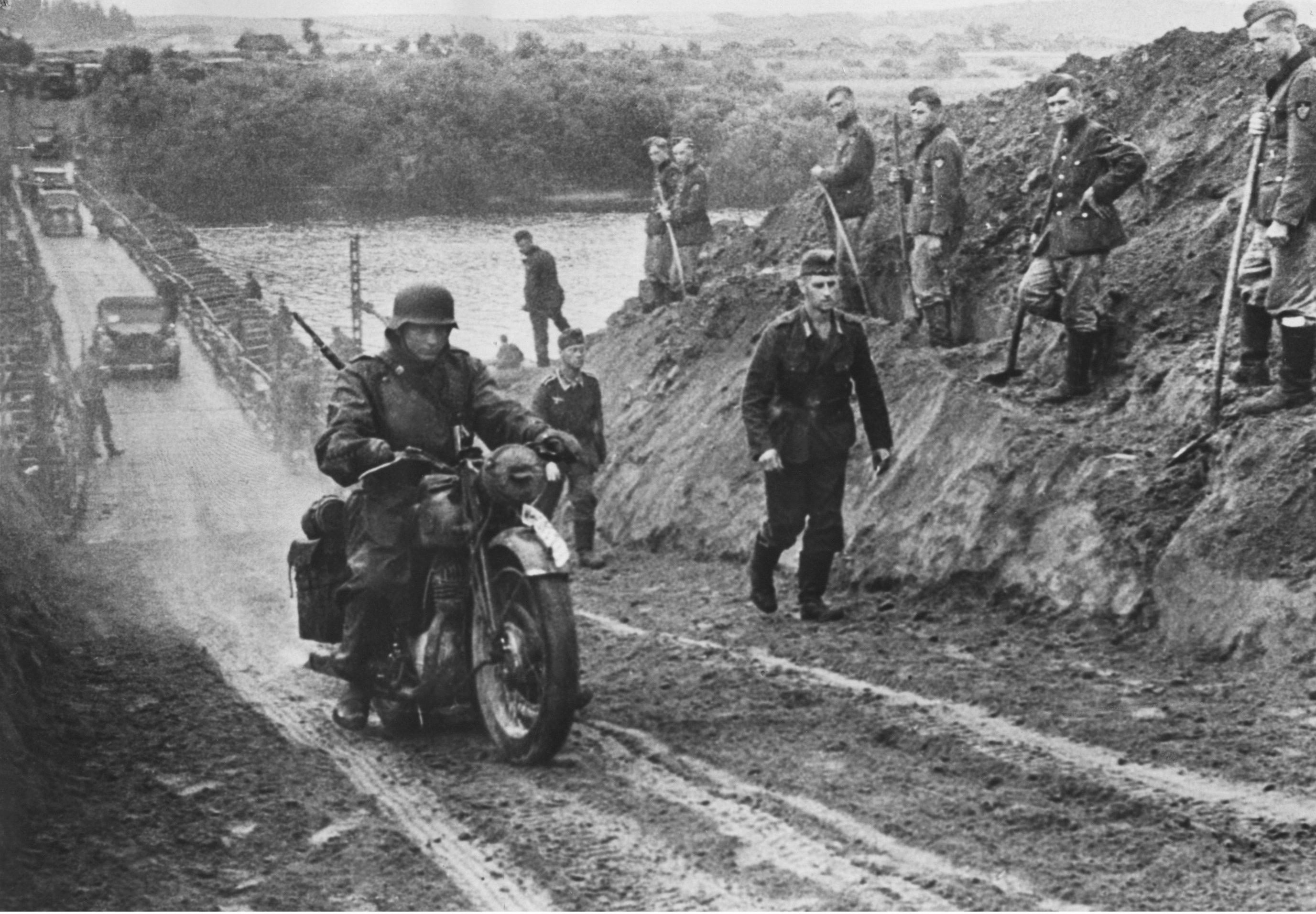 1941, tyska trupper bygger bro.