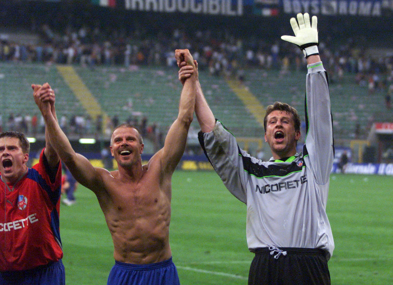 San Siro-Sven Andersson firar segern mot Inter med bland andra Roland Nilsson.