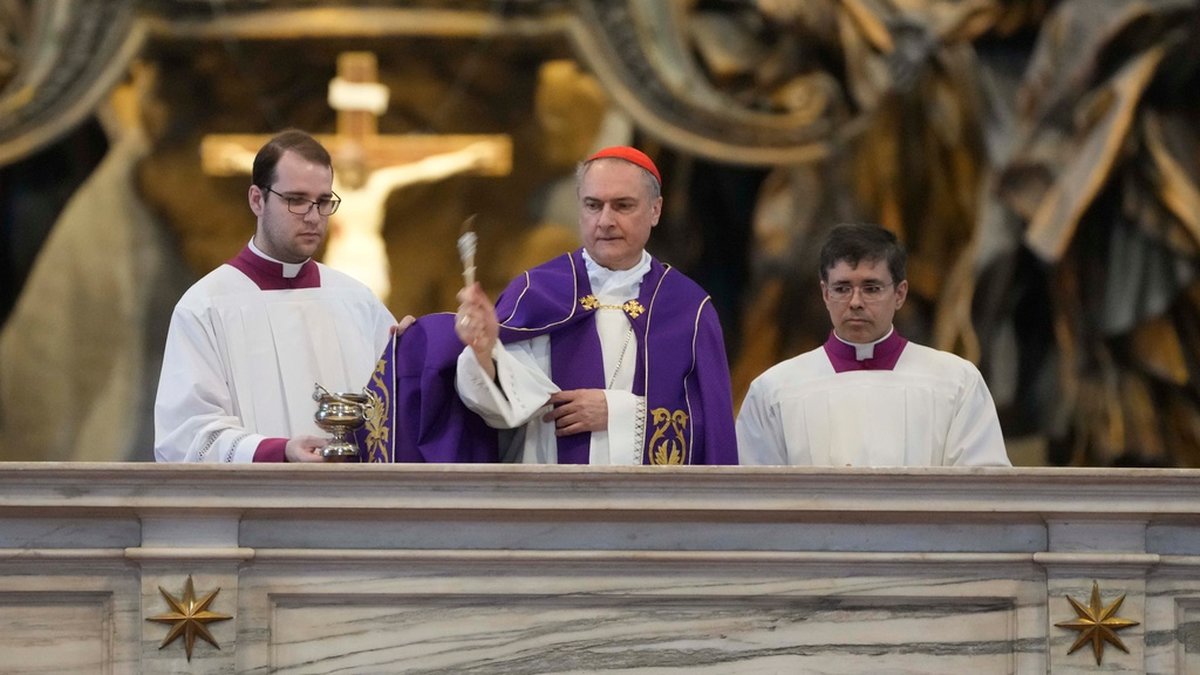Kardinal Mauro Gambetti välsignar huvudaltaret i Peterskyrkan efter veckans nakenprotest.