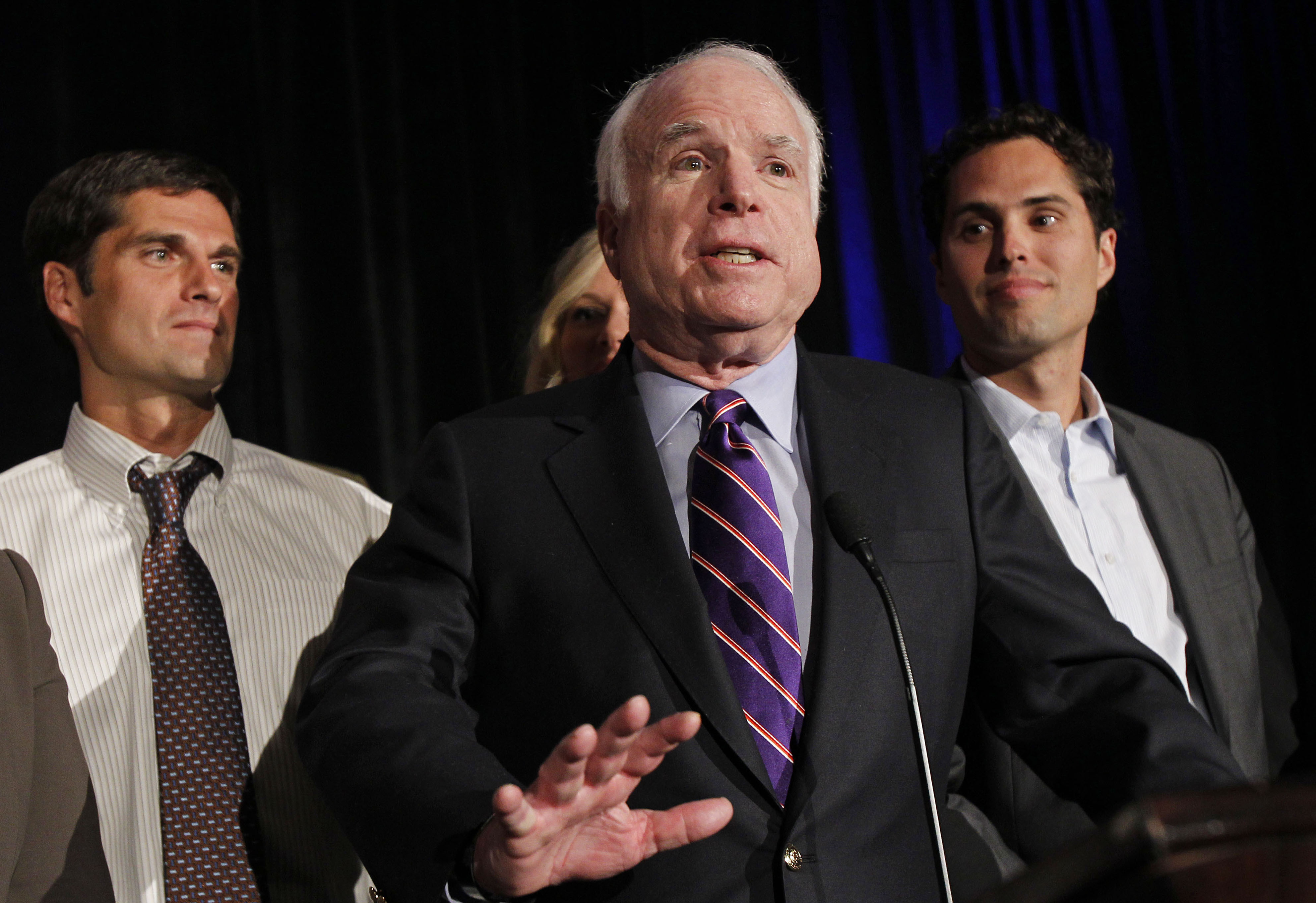 Förre presidentkandidaten John McCain dök upp och visade sitt stöd för Romney.