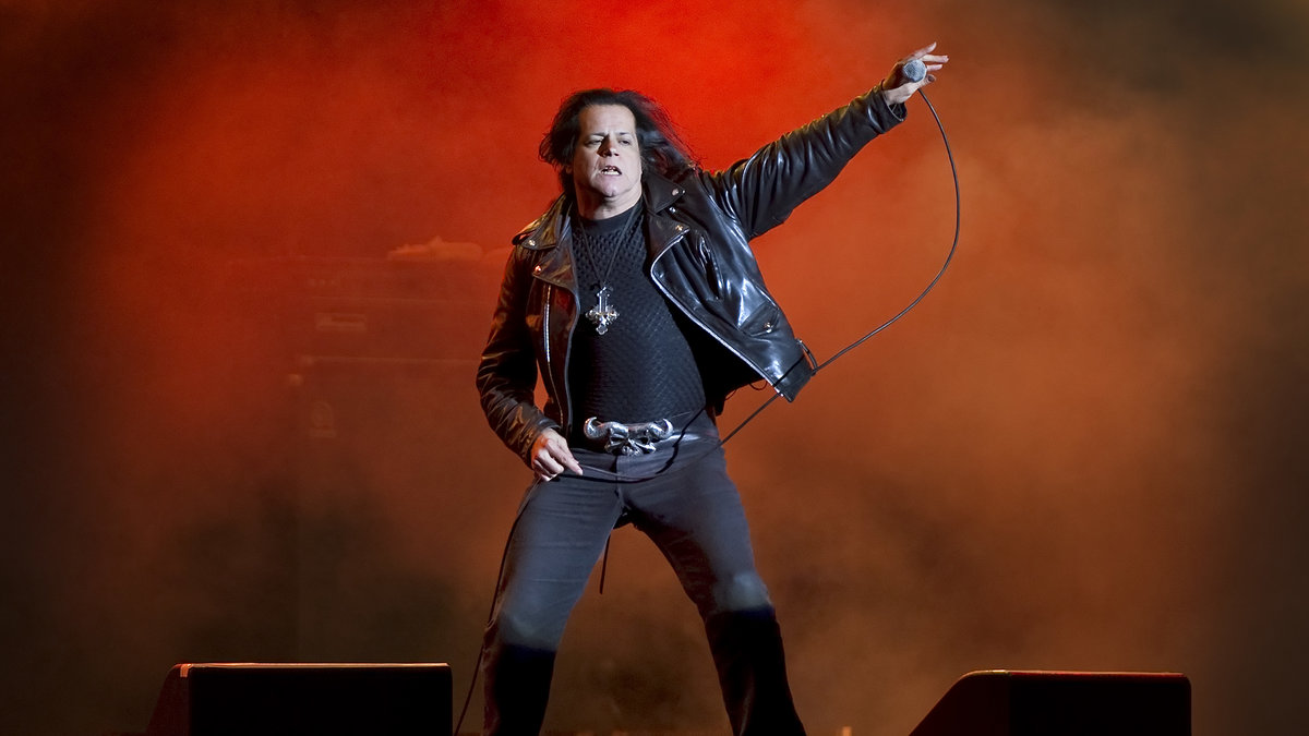 Glenn Danzig hade ett fan efter sig som hade klistrat fast hans ansikte på massa porrbilder.