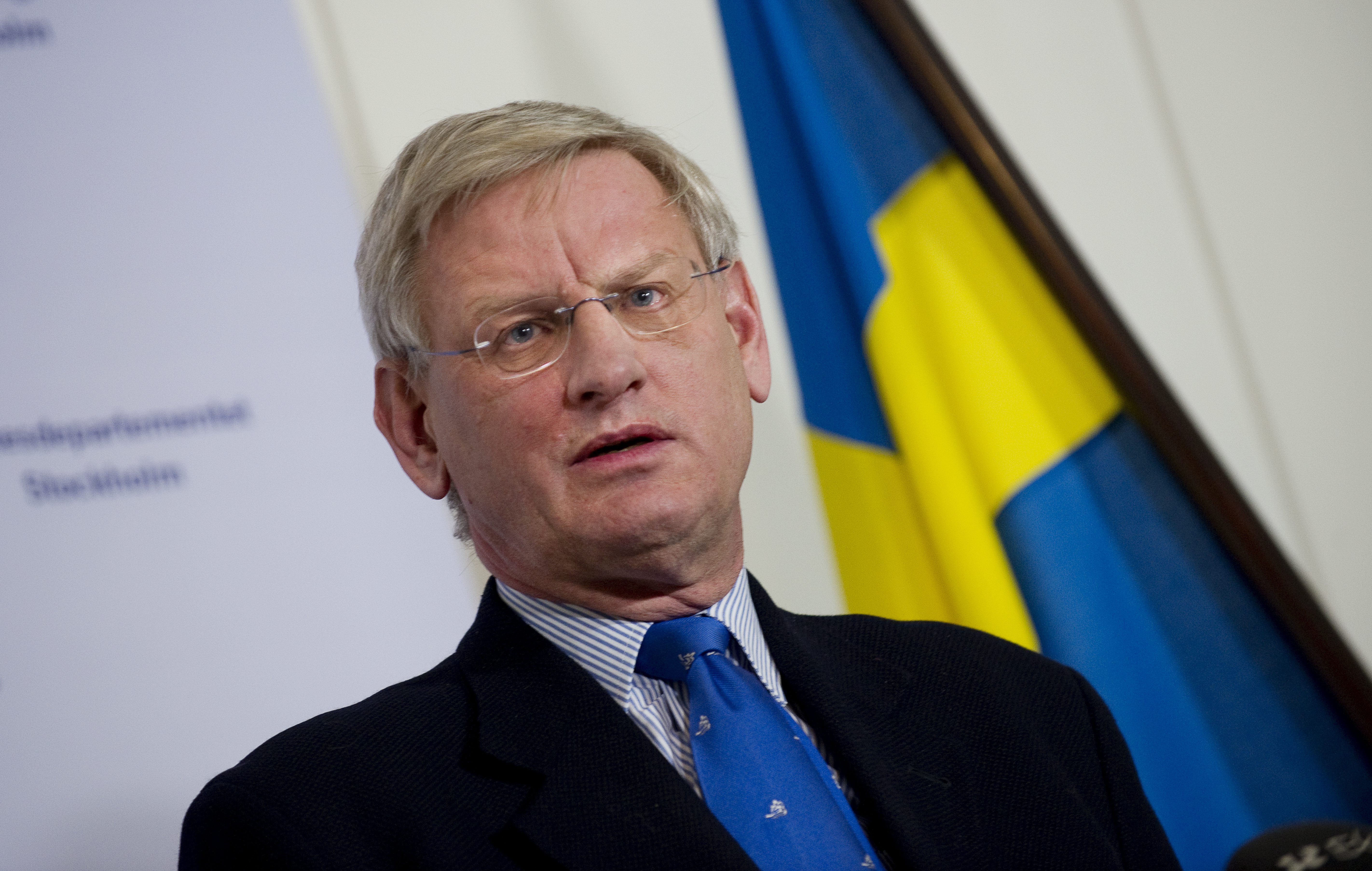 Carl Bildt förnekar att han kände till försäljningen av pansarvärnsroboten Bill.