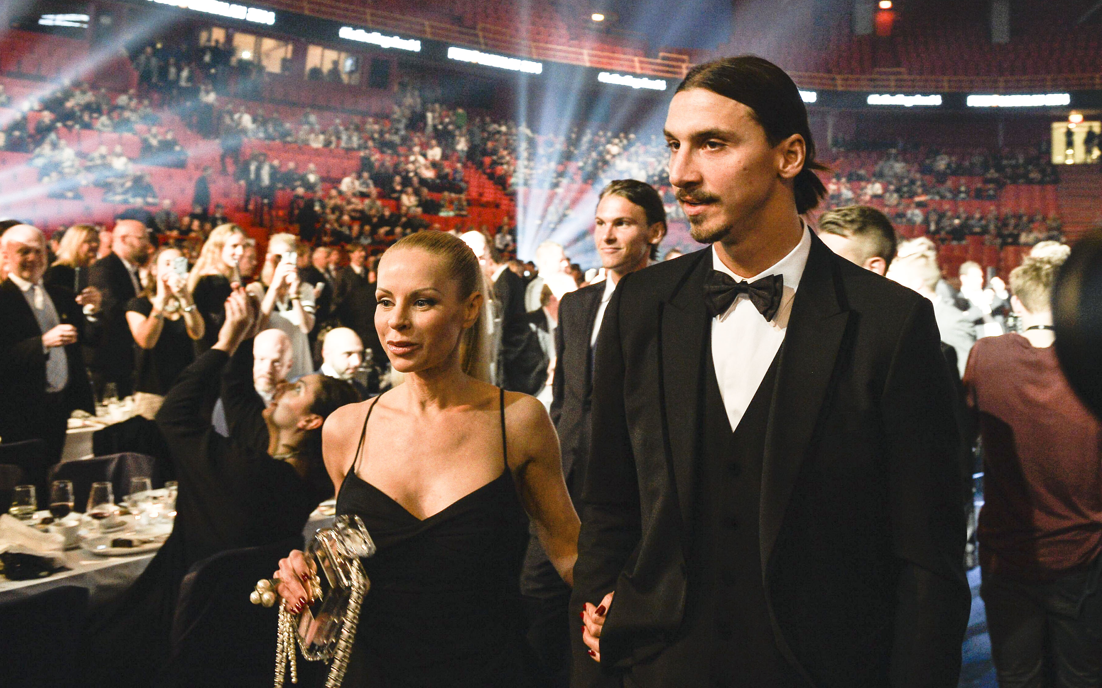 Ibrahimovic och Helena Seger anländer till galan.