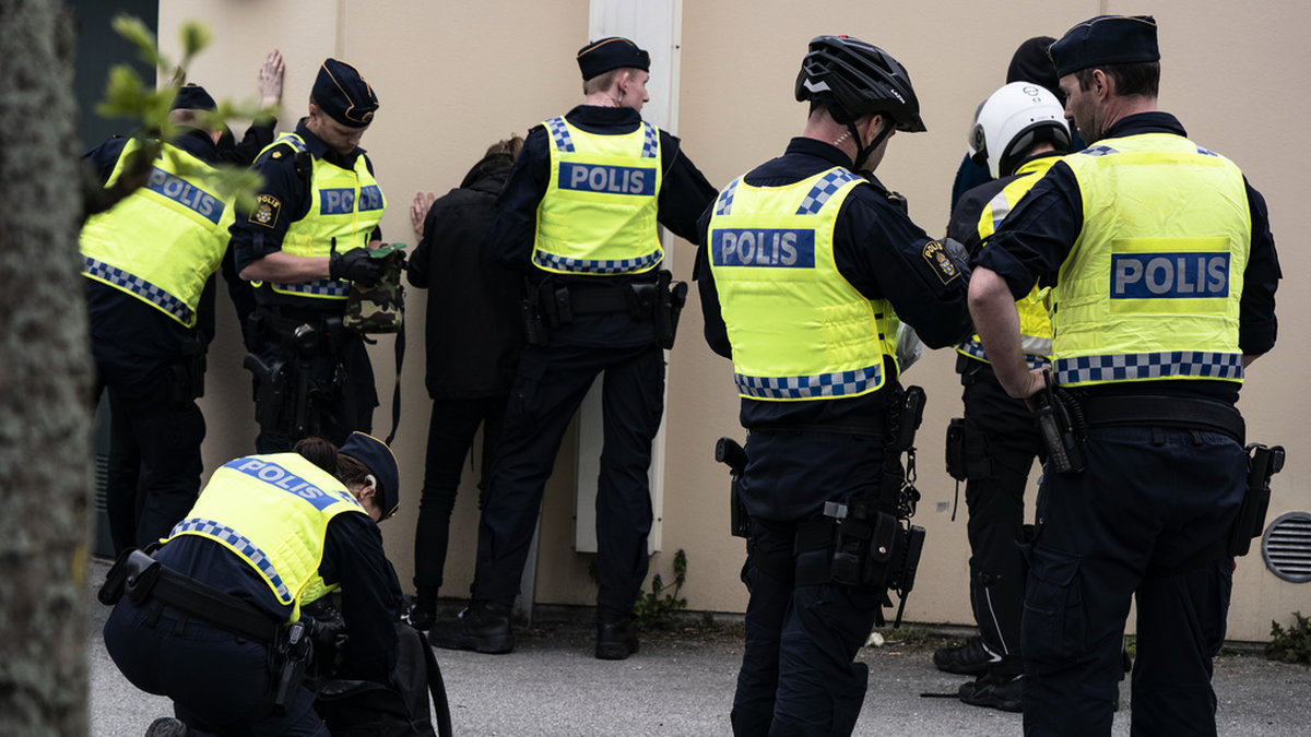 Demonstranter visiteras av polis i Malmö 2019. Arkivbild.
